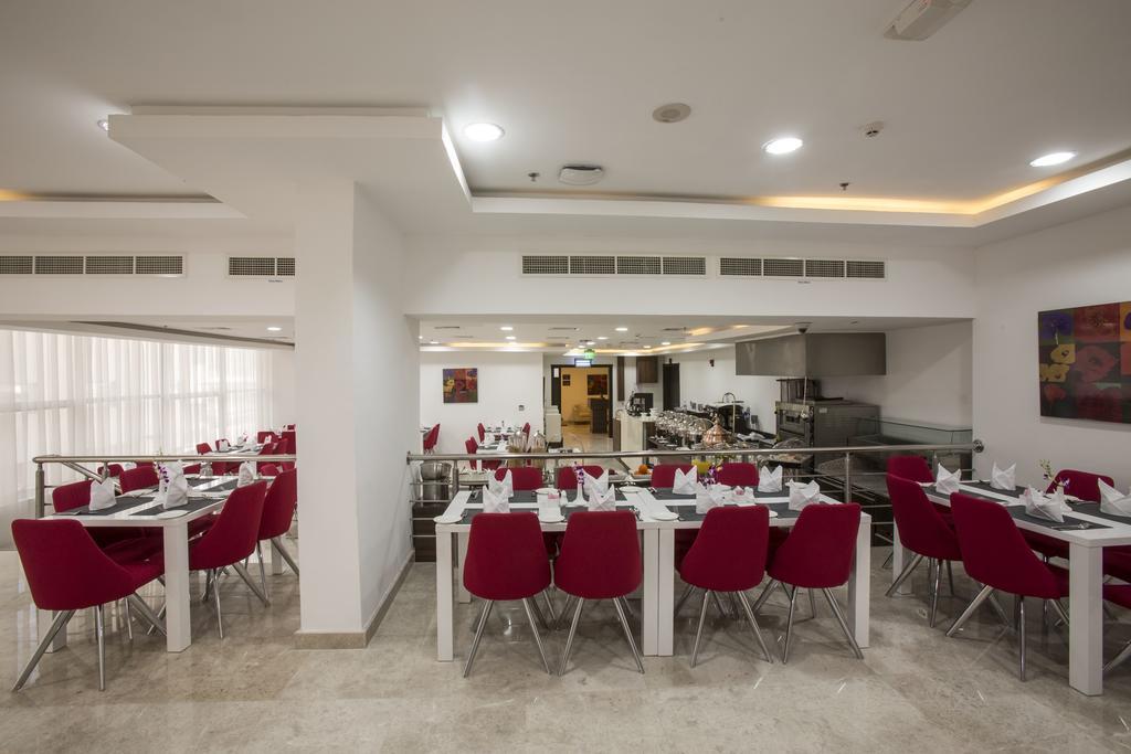 The Town Hotel Doha Kültér fotó